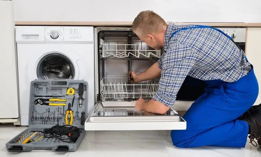 Karamürsel Miele servisi teknisyen ekibi beyaz eşya tamiri yaparken